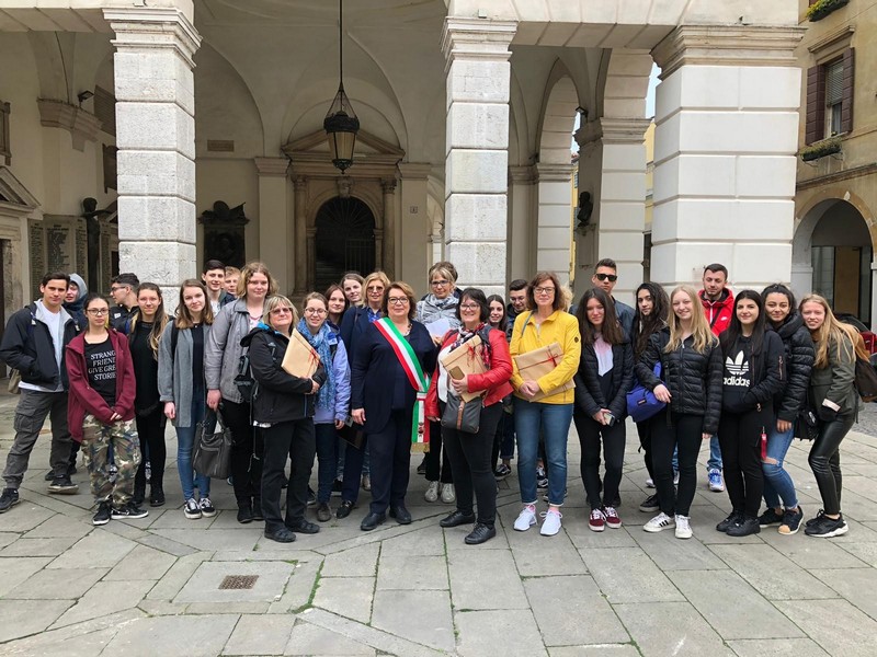 2019 Gruppe vor Rathaus web