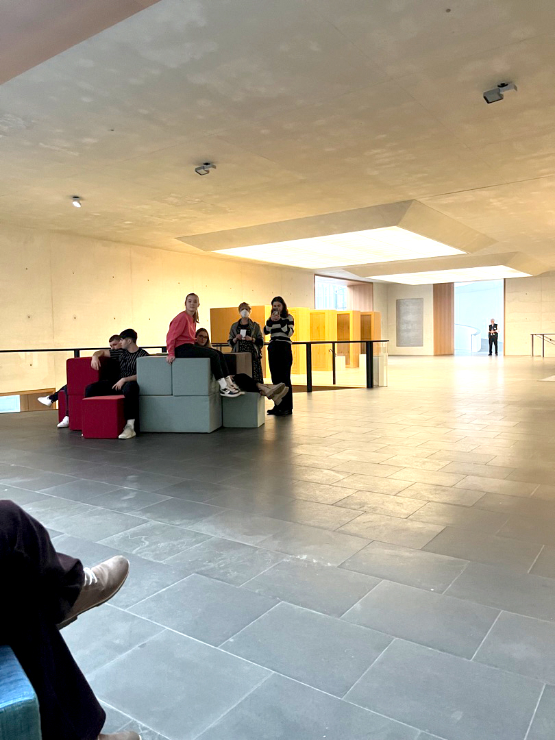 Ausflug des Kunstkurses Q12 ins Neue Museum in Nürnberg