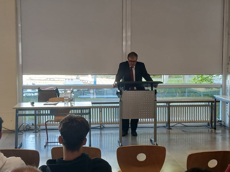 In direktem Kontakt mit der Landespolitik: Ein Gespräch von Harry Scheuenstuhl mit den Klassen 9b, 10a und 10b am 9. Mai 25 am GWSG