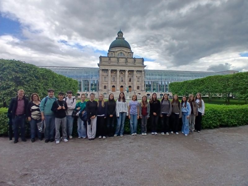 Die Klasse 9b zu Besuch im Bayerischen Staatsministerium für Digitales im Rahmen des Lernorts Staatsregierung am 27. Mai 2025