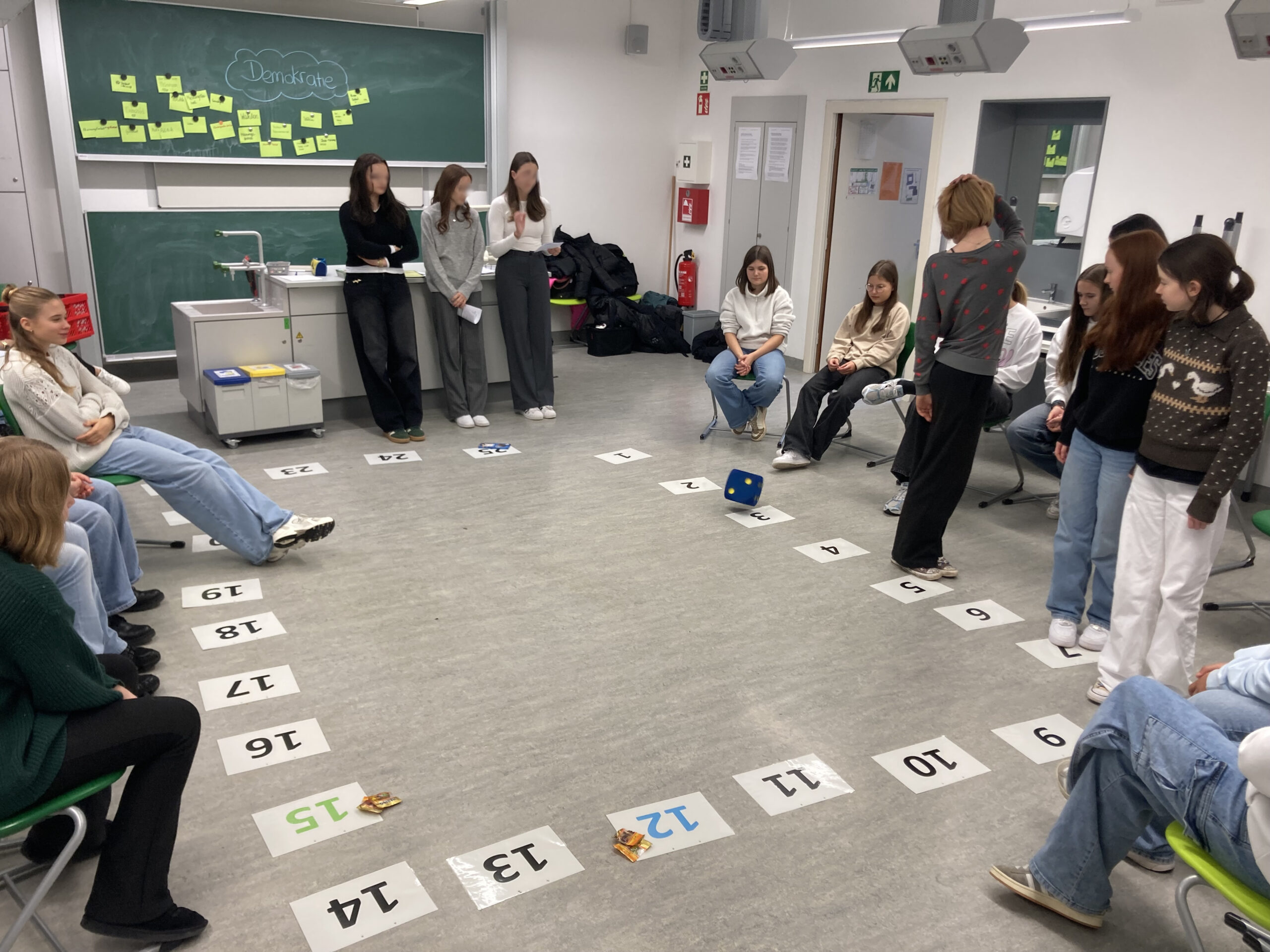 Demokratie erleben – Workshop des Leistungsfaches Politik und Gesellschaft mit der Klasse 8b